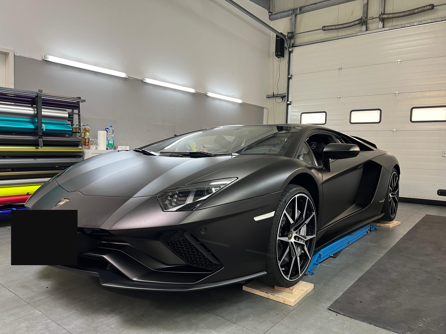 Derselbe Lamborghini Aventador S nachher mit Vollfolierung in Mattschwarz