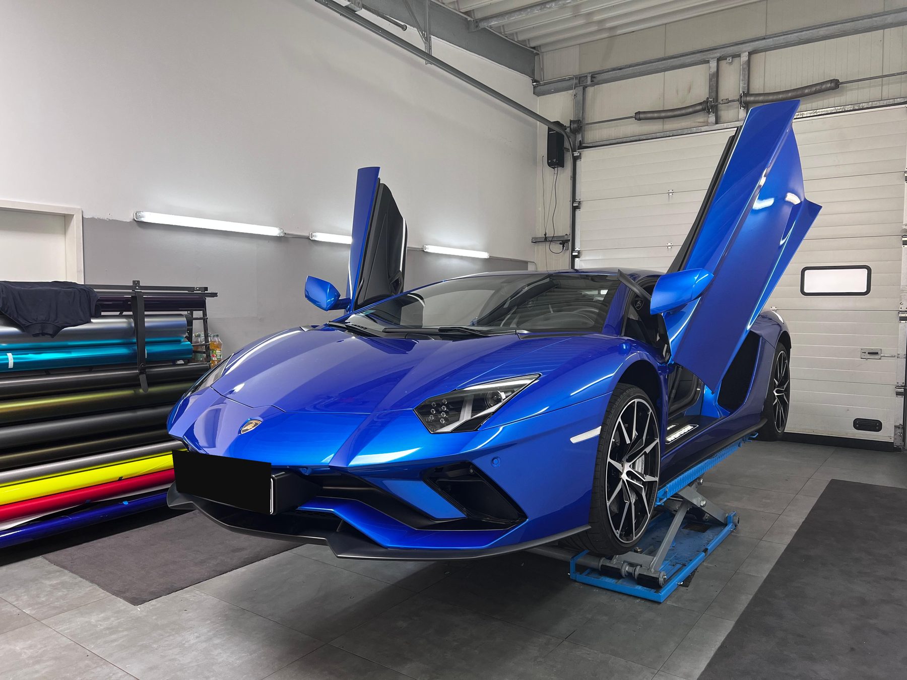 Lamborghini Aventador S vorher in glänzendem Blau, Originallack